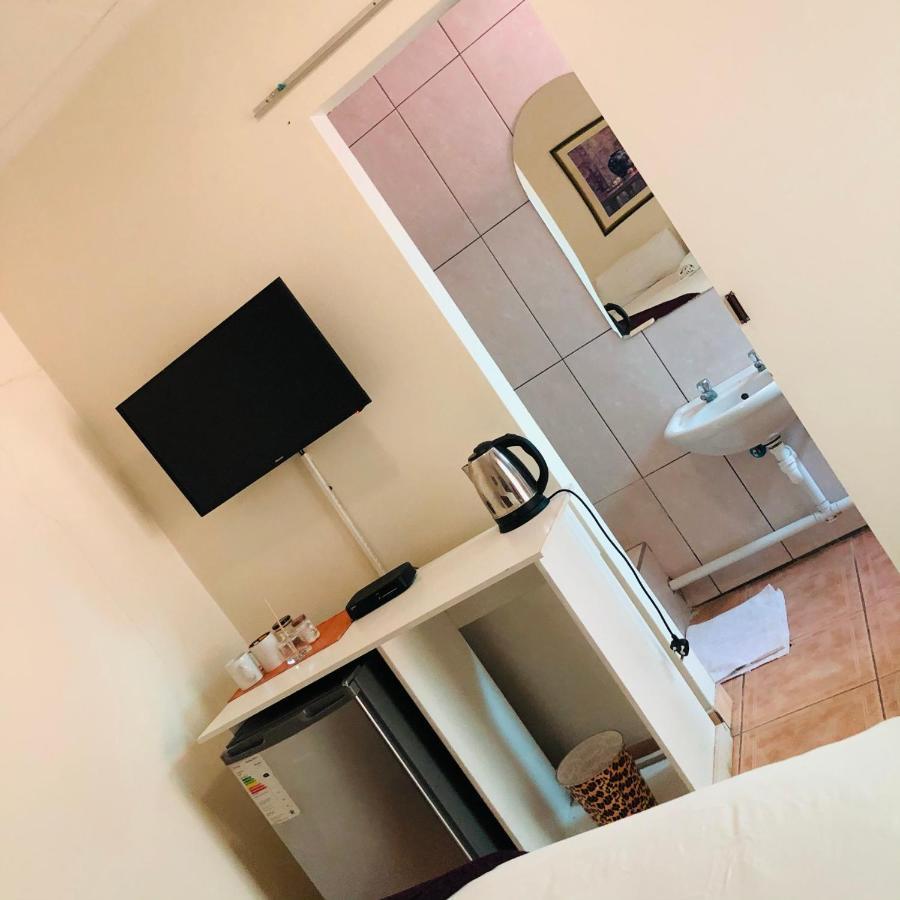 Mo-Nize Villa Guesthouse オチワロンゴ エクステリア 写真